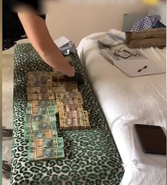 布市医生私售处方药给犯罪团伙 警方保险箱搜出数叠现金!