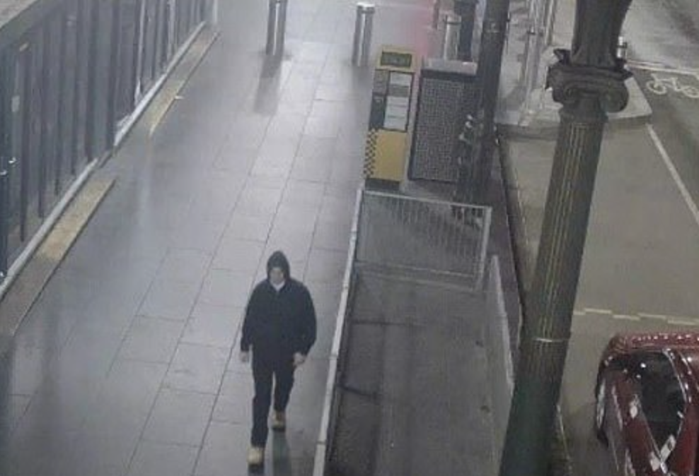 夜归单身女子小心这个人!墨尔本车站黑髮男随机跟踪性侵年轻女性