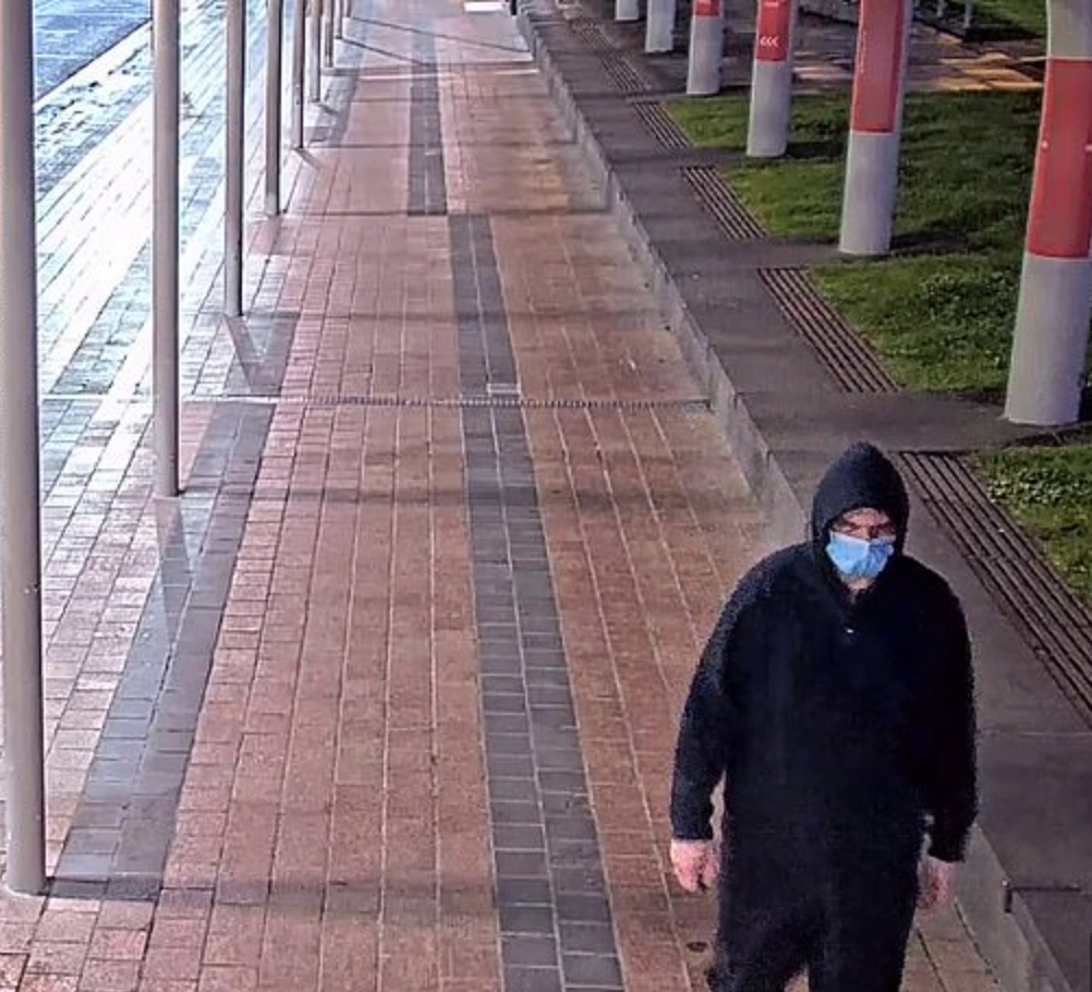 夜归单身女子小心这个人!墨尔本车站黑髮男随机跟踪性侵年轻女性