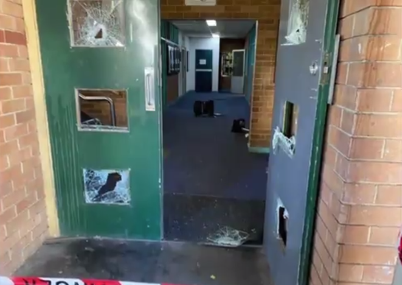 捣蛋日变成打砸日!悉尼学生玩过火,学校被毁得不成样