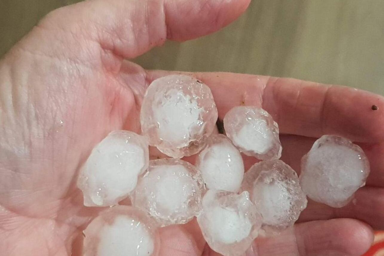 今天下午50分硬币大的冰雹突袭新州偏远地区!