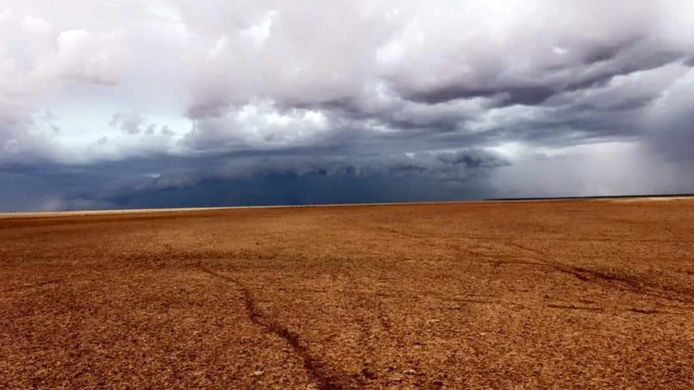 狂风暴雨袭击了昆州内陆的大片地区