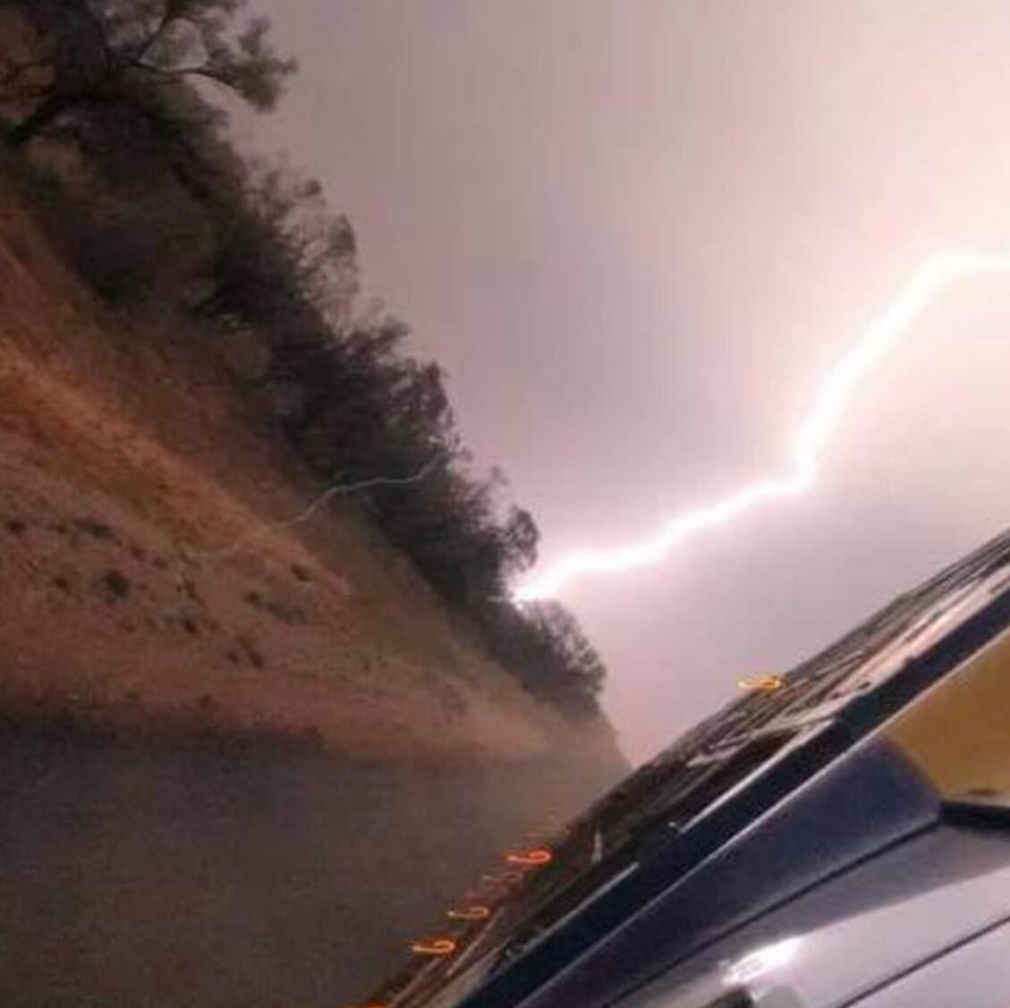 狂风暴雨袭击了昆州内陆的大片地区