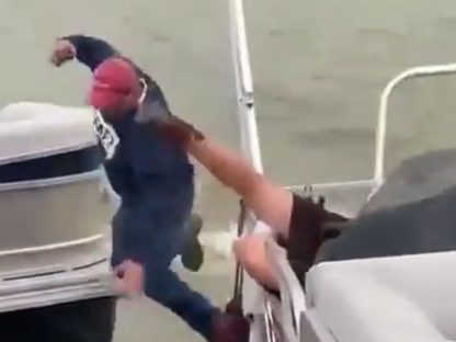笑翻!在船上惊喜求婚女友太开心 催到油门一脚踹飞男友