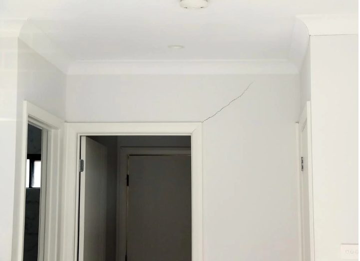 天花板和墙壁开裂!地面下陷!悉尼逾800套房屋建在垃圾填埋场上