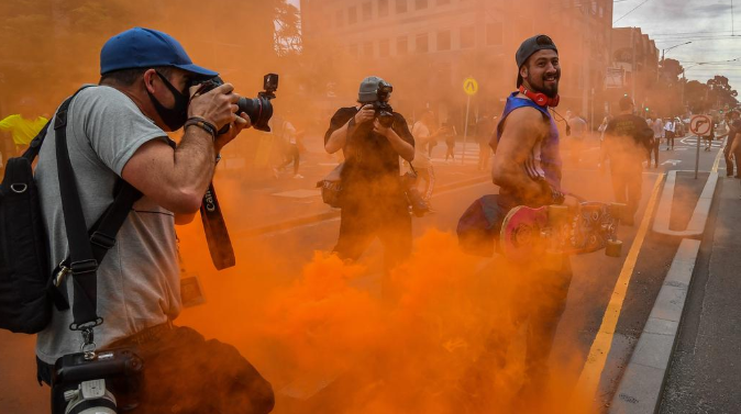 墨尔本爆发大规模反封锁抗议!暴力场面已完全失控!