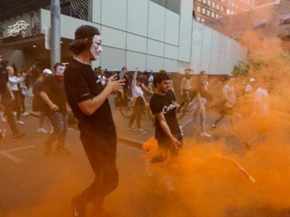 墨尔本爆发大规模反封锁抗议!暴力场面已完全失控!