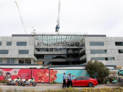 澳洲知名大学建筑物倒塌,砸死一人,多人受伤
