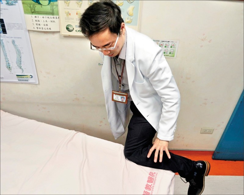 原地抬脚 女子追剧「断脚筋」
