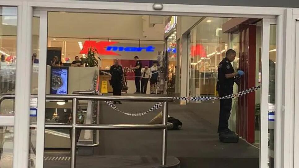 布市一名男子抄起椅子将购物中心保安打进医院,警察都来了