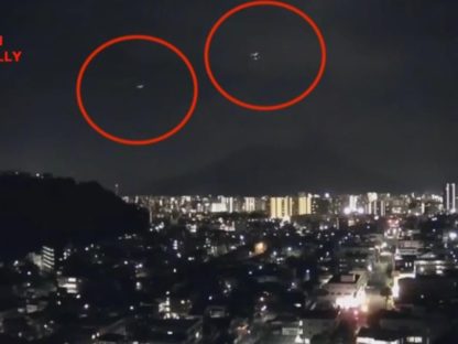 鹿儿岛惊见UFO空战!大量光点编队飞越火山