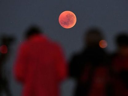 瘆得慌…美国加州“血红月亮”悬空 都是山火惹的祸
