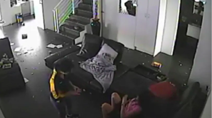 悉尼女三刀捅死了表妹! 只因表妹开坏了她的奔驰