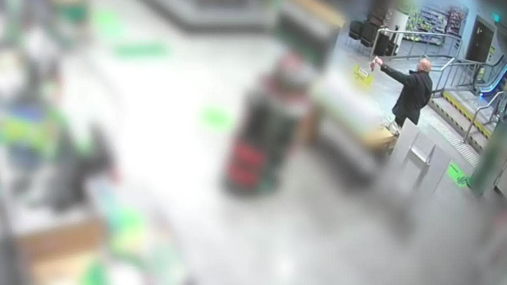 男子深夜闯入Woolies偷坚果! 警方公布监控 展开调查