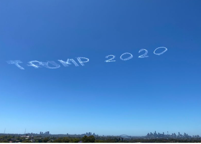美国挺川大游行!悉尼川粉力挺,天空打出“TRUMP 2020”!