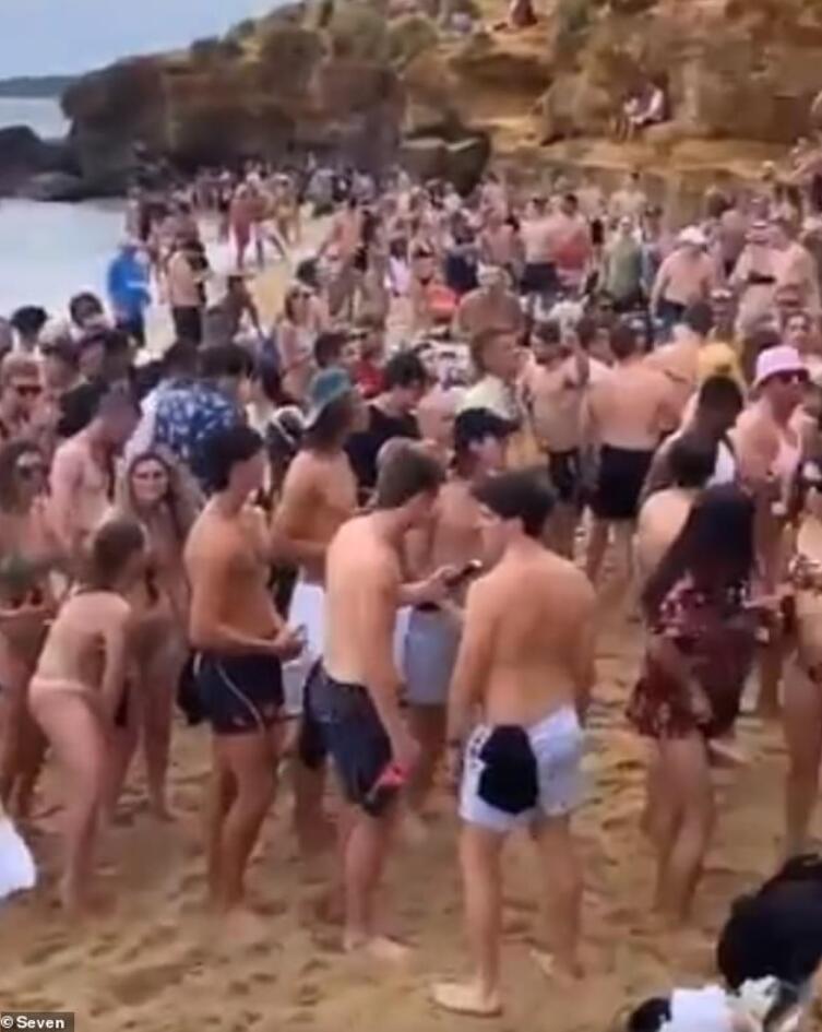 数百名墨尔本市民无视规定 聚集海滩赤身裸体开party