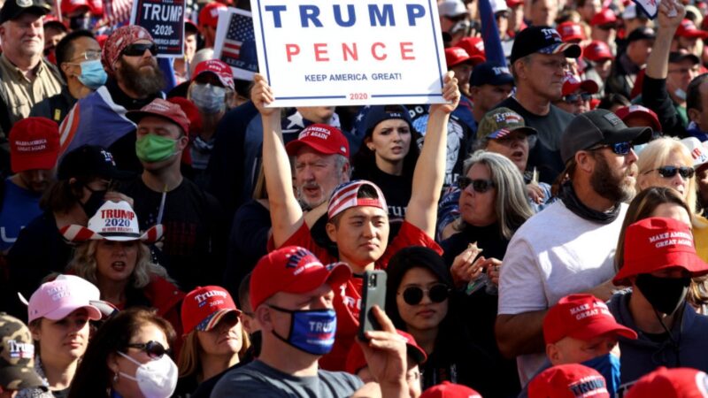 美国挺川大游行!悉尼川粉力挺,天空打出“TRUMP 2020”!