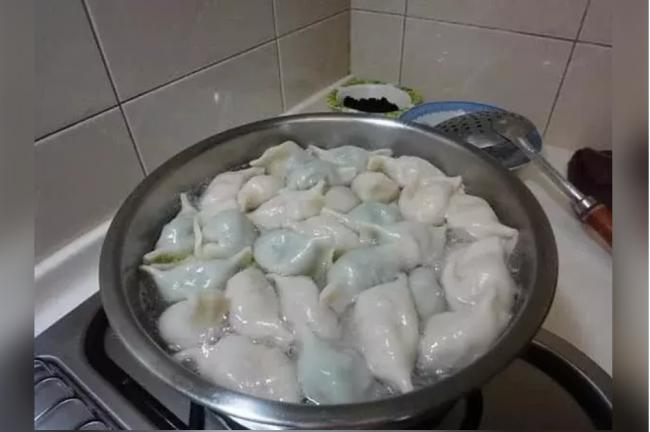 冷冻水饺要先用冷水或热水煮? 两派网友论战