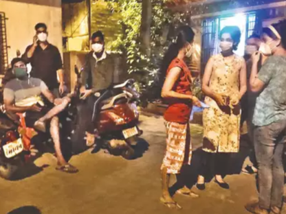 印度12名抗疫医生半夜被赶出住所 只因政府拖欠房租
