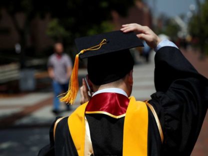 首批中国留学生乘包机回澳!准备20多个口罩,每半小时洗手一次