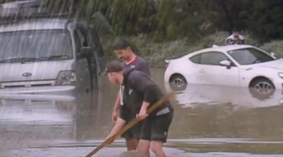 维州多地遭暴雨和大风袭击,多处屋顶和树都给狂风掀翻了……