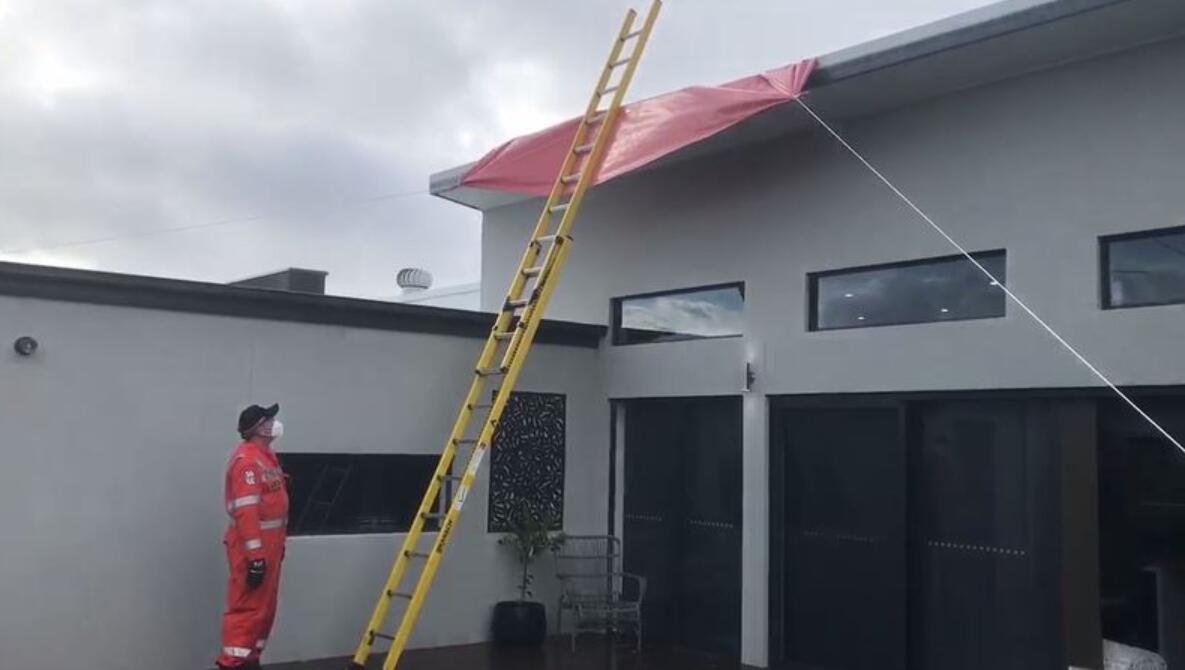维州多地遭暴雨和大风袭击,多处屋顶和树都给狂风掀翻了……
