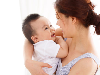 曾感染新冠的妈妈生下“抗体”宝宝,新冠能母婴传播吗?