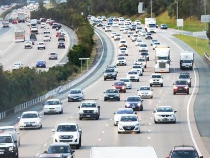 新州M1多车相撞,现场大塞车!车流绵延4公里