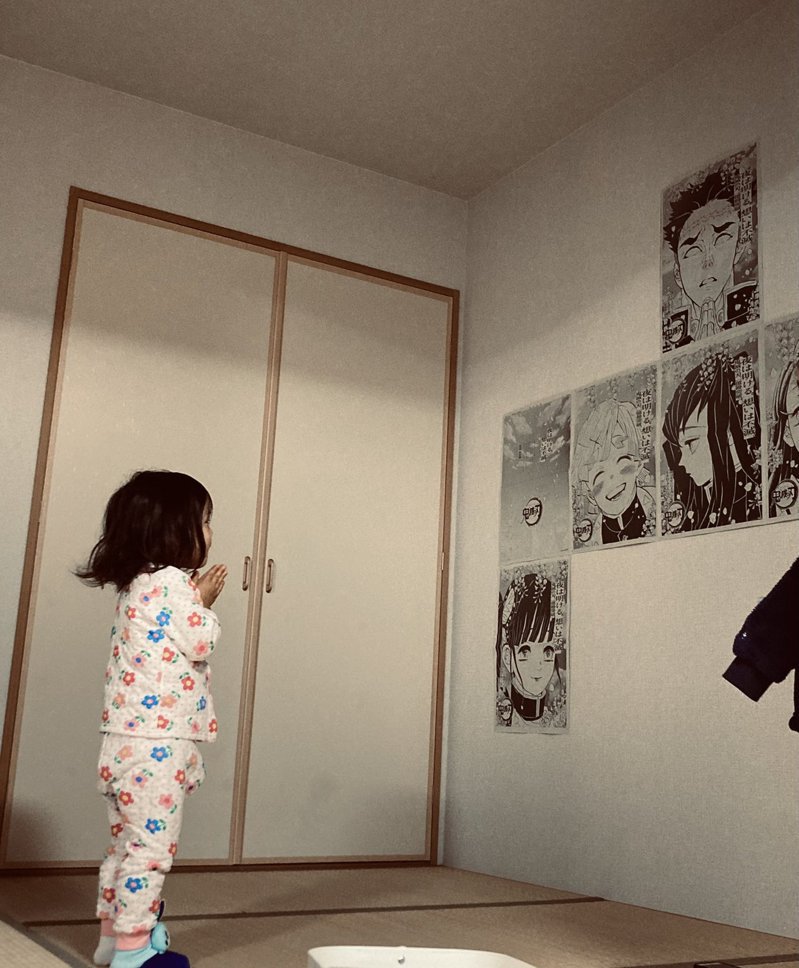 小女孩疯鬼灭之刃!墙上贴满海报 早起「双手合十」膜拜又鞠躬
