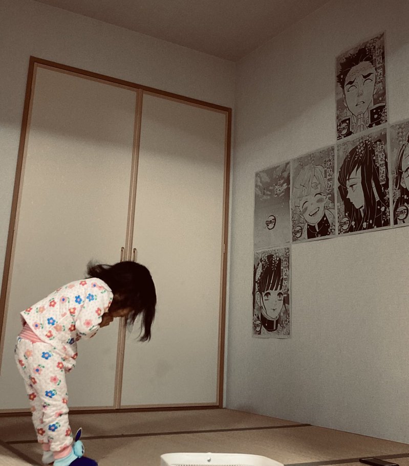 小女孩疯鬼灭之刃!墙上贴满海报 早起「双手合十」膜拜又鞠躬