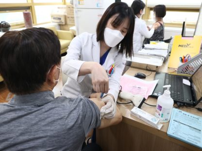 学者:参与辉瑞疫苗试验的亚裔不足,新加坡可补充研究有效性