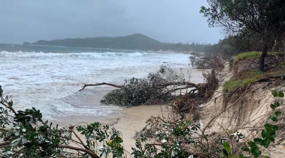 Byron Bay的地标性海滩遭到暴雨侵袭,一夜之间被巨浪淹没