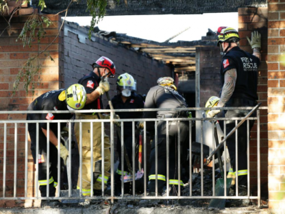 “我失去了一切” 悉尼公寓失火,屋顶烧塌!数十位住户圣诞节无家可归