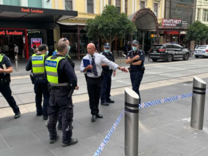 吓人!一辆汽车在墨尔本Bourke Street横冲直撞!警察在后头狂追