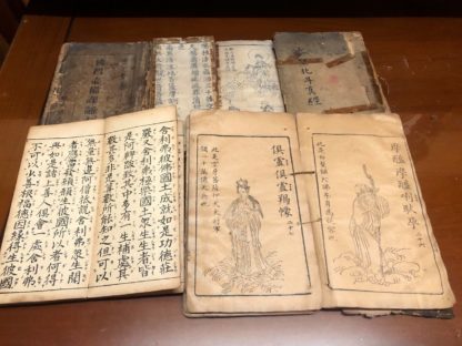 大扫除翻出一整柜百年古书 网友推估价值:千万别丢