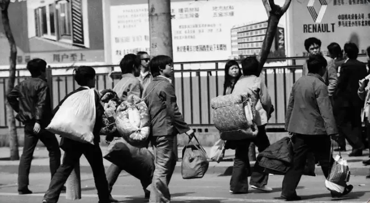 年赚500亿!这家农民开的小破店,凭什么火了20年?