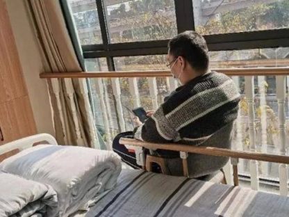 重庆39岁程序员住进养老院,朝九晚六、和老人一起追剧