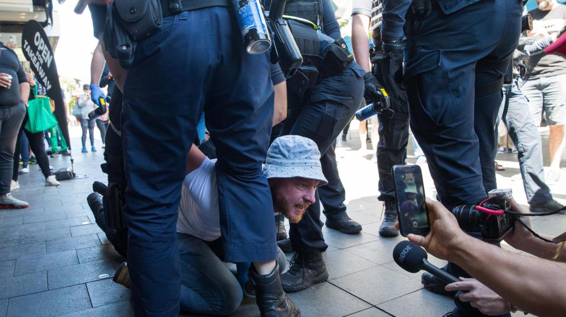 墨尔本人被封锁激怒了!东区警民大打出手!