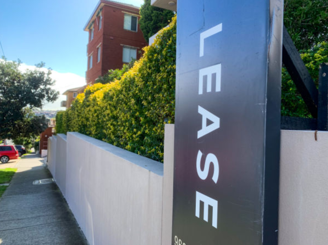 【1688澳洲晚报】维州政府官宣:隔离酒店工作人员确诊英国变种病毒;近半数澳人自曝不喜欢华人;维州租赁新法增修上百条新规3月生效;澳人到手的工资越来越少!