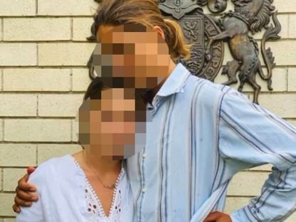 新州警察忽然从喂奶母亲手里抢走8月大婴儿,很多人却一致叫好!现在这位17岁妈妈已经快崩溃了…