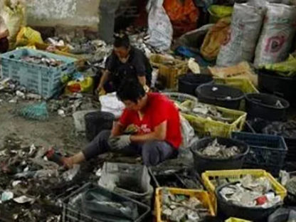 天哪!澳人每年扔数百万吨校服,中国一个禁令,让澳洲彻底奔溃…