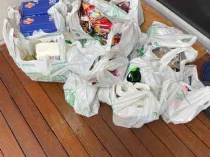 家门前迸出多袋食物你会怎么做?悉尼男一个举动被网友骂翻!