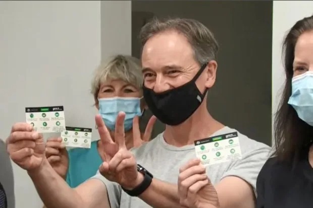【澳洲晚报】新州今日开打阿斯利康疫苗;澳卫生部长疑似感染新冠 紧急送医 ;昆州校车发生事故 车上有26名学生;多地儿童感染肠胃炎 家长们要保持警惕