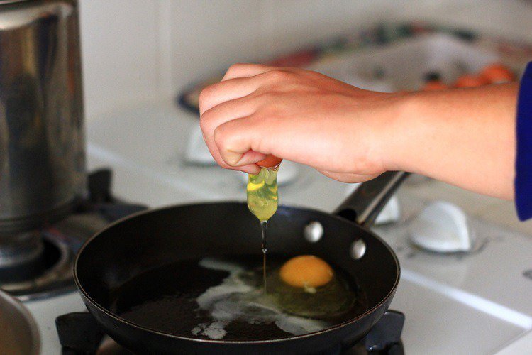 爱吃蛋害胆固醇飙高?营养师曝真正高胆固醇食物