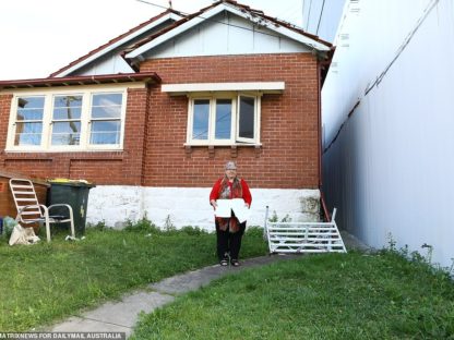 独栋屋与隔壁公寓成「牵手」楼!悉尼Hurstville老夫妇崩溃