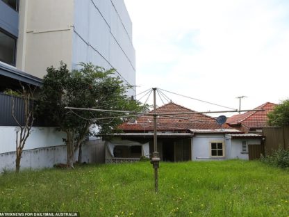 独栋屋与隔壁公寓成「牵手」楼!悉尼Hurstville老夫妇崩溃