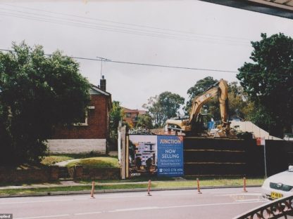 独栋屋与隔壁公寓成「牵手」楼!悉尼Hurstville老夫妇崩溃