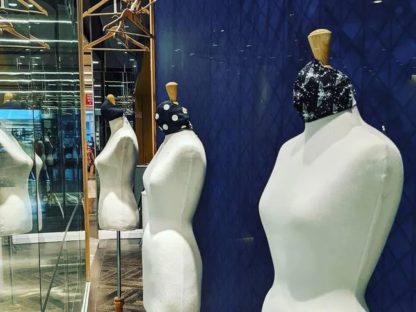 悉尼Westfield糗大了!人体模型戴着纳粹图案面罩遭痛批