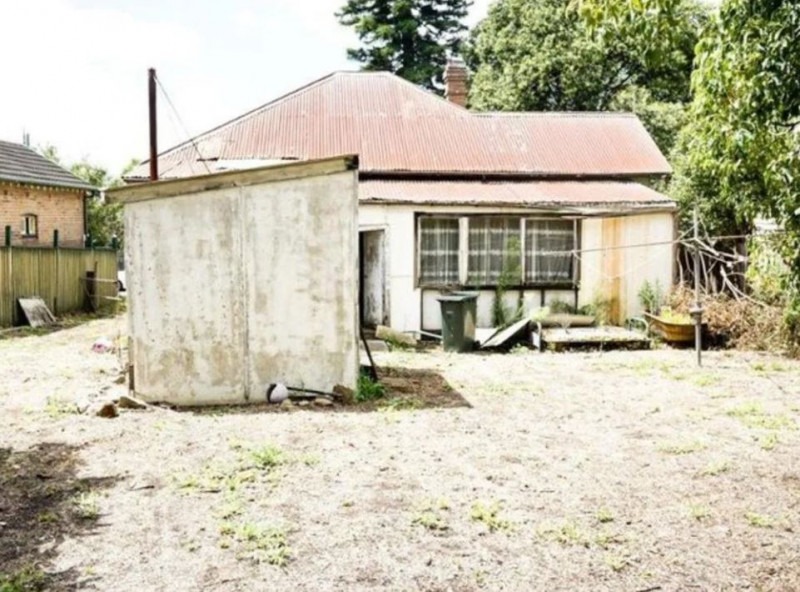 悉尼周六拍卖会“最诡异、最残破”住宅:屋顶坍塌、满目疮痍,已空置近10年