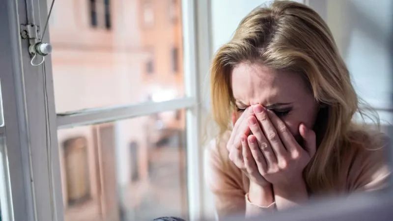 澳洲妈妈“偷窥”女儿上课,却发现最心碎的一幕!这是妈妈们最不忍看到的画面…